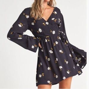 Billabong Side Out Bell Sleeve Navy White Beige Mini Dress Women’s Size Small